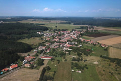Obec Bělušice fotografované dronem z výšky