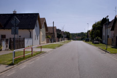 Ulice s domy v Bělušicích