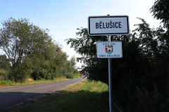 Cedule Bělušice na začátku obce